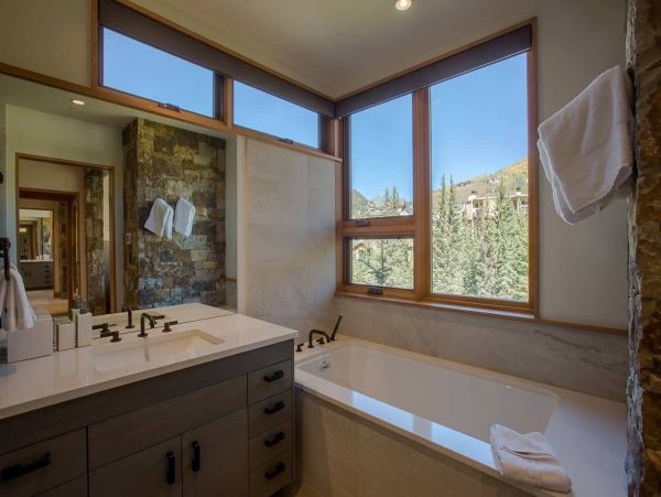 Luxury Lionshead Forest Rd Vacation Home 50 yards to Slopes