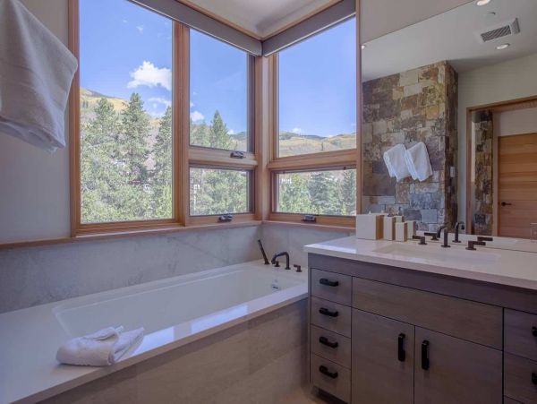 Luxury Lionshead Forest Rd Vacation Home 50 yards to Slopes