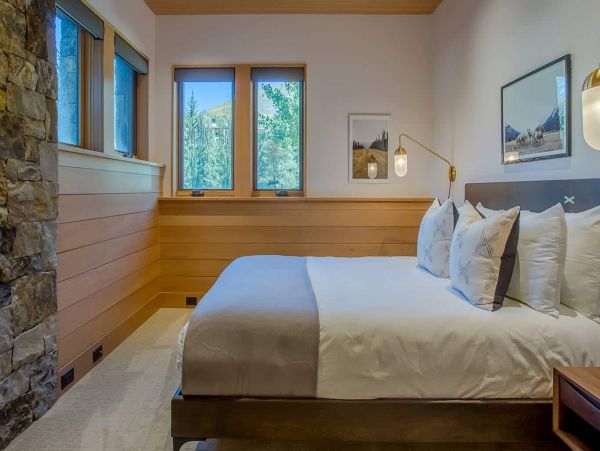 Luxury Lionshead Forest Rd Vacation Home 50 yards to Slopes