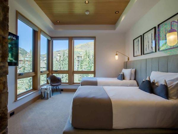Luxury Lionshead Forest Rd Vacation Home 50 yards to Slopes