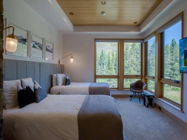 Luxury Lionshead Forest Rd Vacation Home 50 yards to Slopes