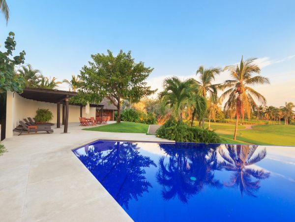 Beautiful Vacation Condo with Communal Pool Walk to Beach