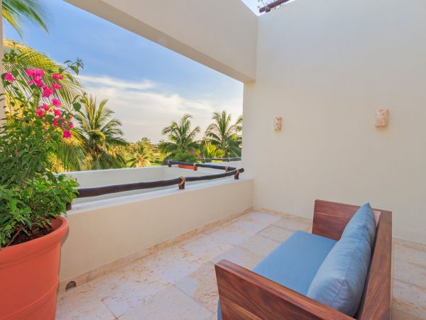 Beautiful Vacation Condo with Communal Pool Walk to Beach
