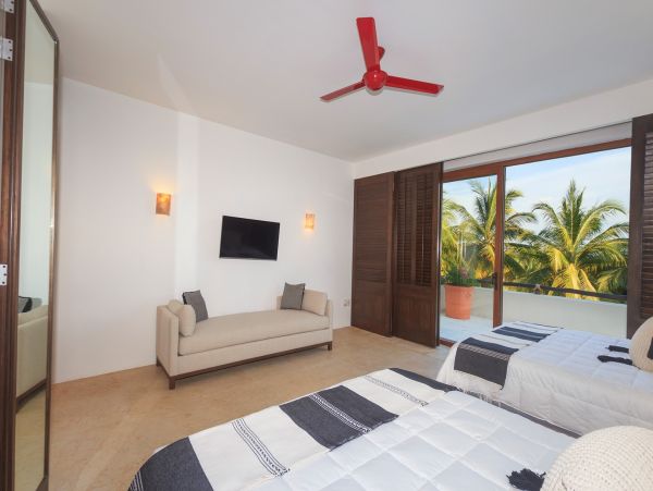 Beautiful Vacation Condo with Communal Pool Walk to Beach