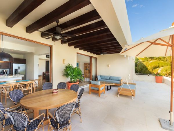 Beautiful Vacation Condo with Communal Pool Walk to Beach