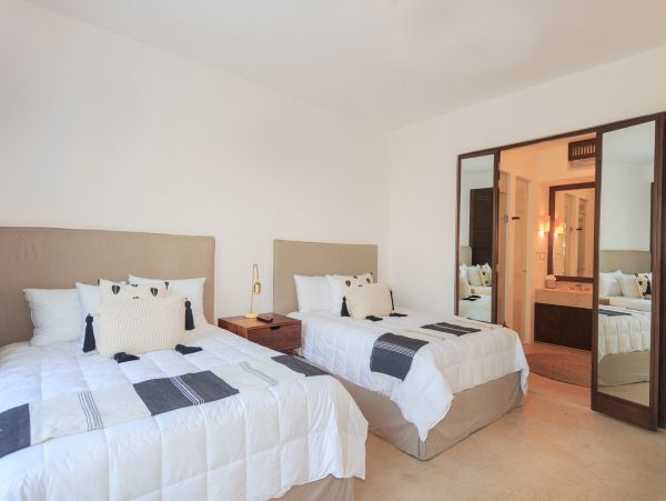 Beautiful Vacation Condo with Communal Pool Walk to Beach