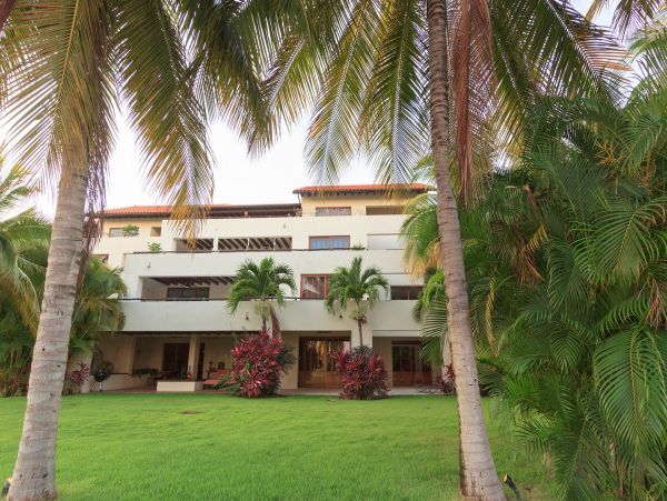 Beautiful Vacation Condo with Communal Pool Walk to Beach