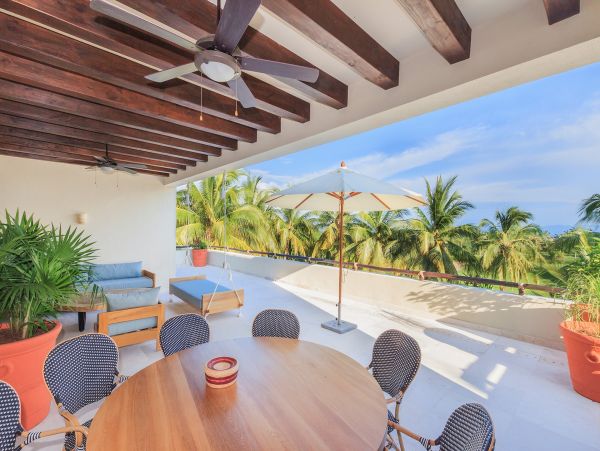 Beautiful Vacation Condo with Communal Pool Walk to Beach