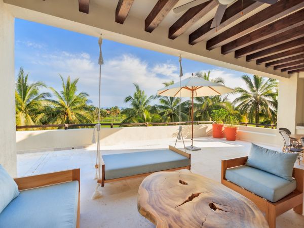 Beautiful Vacation Condo with Communal Pool Walk to Beach