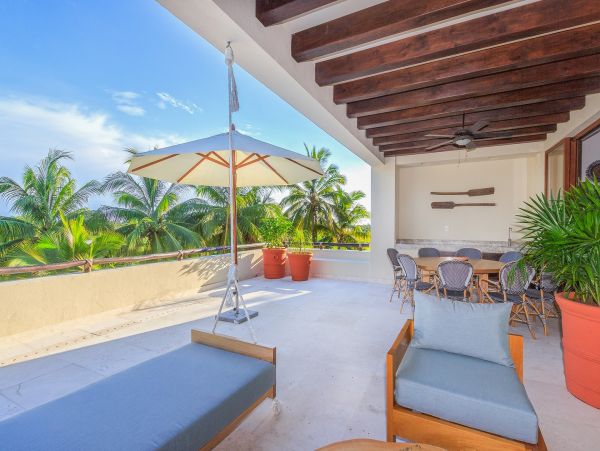 Beautiful Vacation Condo with Communal Pool Walk to Beach