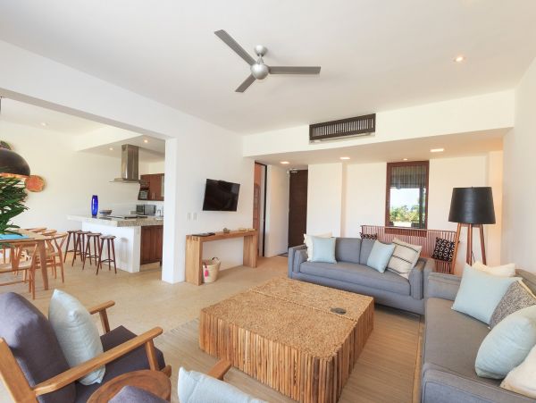 Beautiful Vacation Condo with Communal Pool Walk to Beach