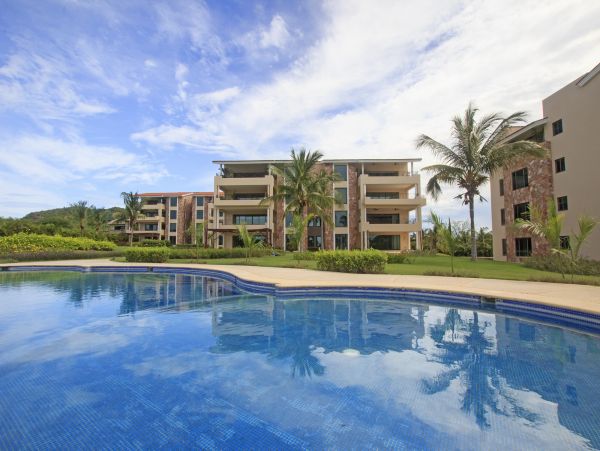 Beautiful Vacation Rental Accommodation with Pool Near Beach