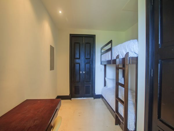 Beautiful Vacation Rental Accommodation with Pool Near Beach