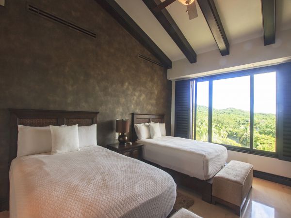 Beautiful Vacation Rental Accommodation with Pool Near Beach