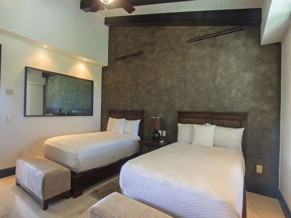 Beautiful Vacation Rental Accommodation with Pool Near Beach