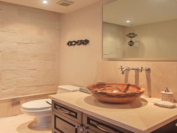 Beautiful Vacation Rental Accommodation with Pool Near Beach