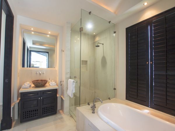 Beautiful Vacation Rental Accommodation with Pool Near Beach
