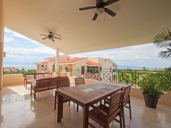 Beautiful Vacation Rental Accommodation with Pool Near Beach