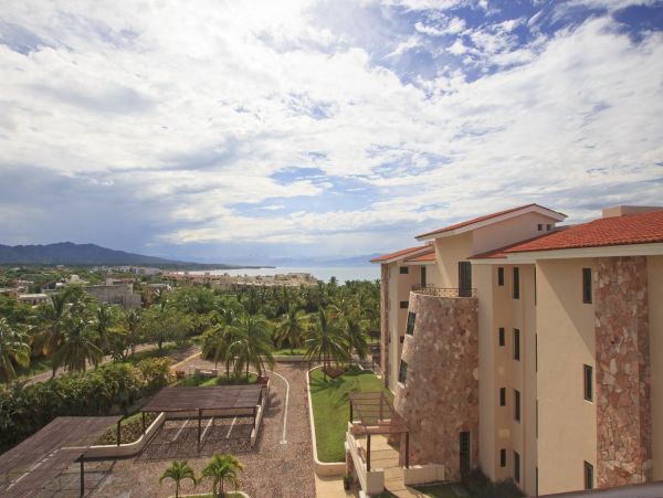 Beautiful Vacation Rental Accommodation with Pool Near Beach