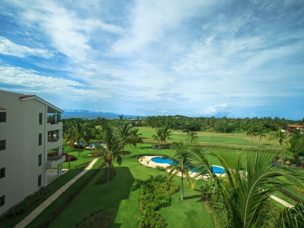 Beautiful Vacation Rental Accommodation with Pool Near Beach