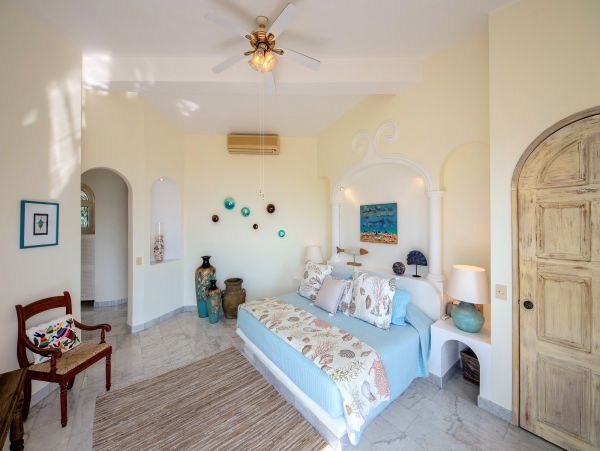 Beautiful Vacation Rental Accommodation with Pool Near Beach