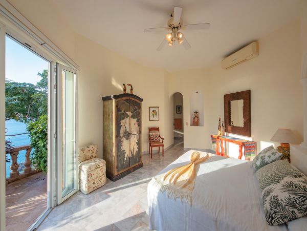 Beautiful Vacation Rental Accommodation with Pool Near Beach