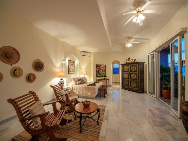 Beautiful Vacation Rental Accommodation with Pool Near Beach