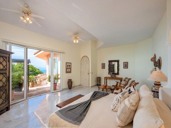 Beautiful Vacation Rental Accommodation with Pool Near Beach
