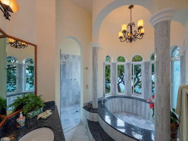 Beautiful Vacation Rental Accommodation with Pool Near Beach