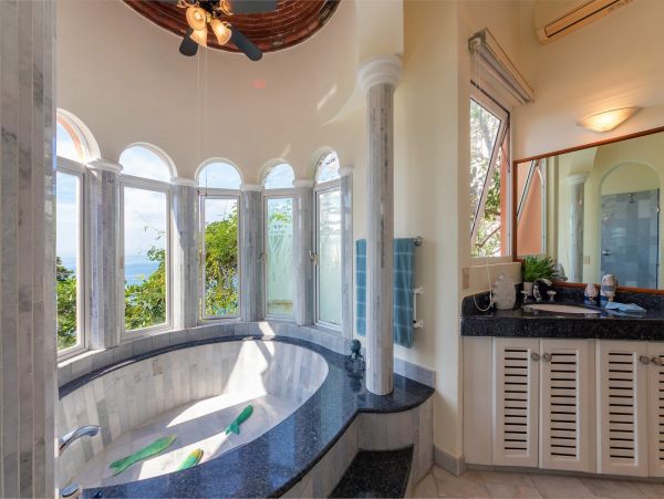 Beautiful Vacation Rental Accommodation with Pool Near Beach