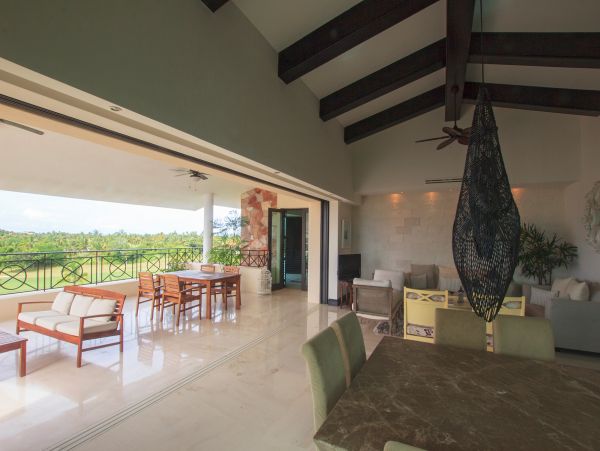Beautiful Vacation Rental Accommodation with Pool Near Beach