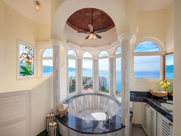 Beautiful Vacation Rental Accommodation with Pool Near Beach