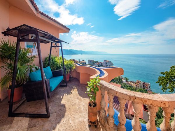 Beautiful Vacation Rental Accommodation with Pool Near Beach