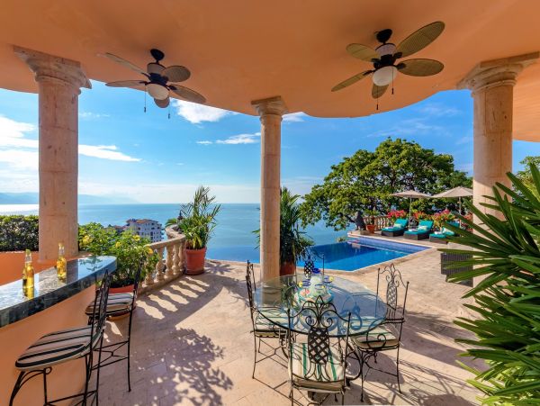 Beautiful Vacation Rental Accommodation with Pool Near Beach