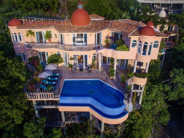 Beautiful Vacation Rental Accommodation with Pool Near Beach