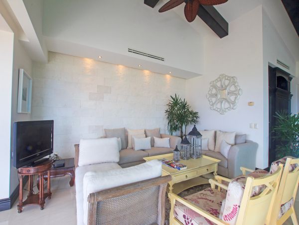 Beautiful Vacation Rental Accommodation with Pool Near Beach