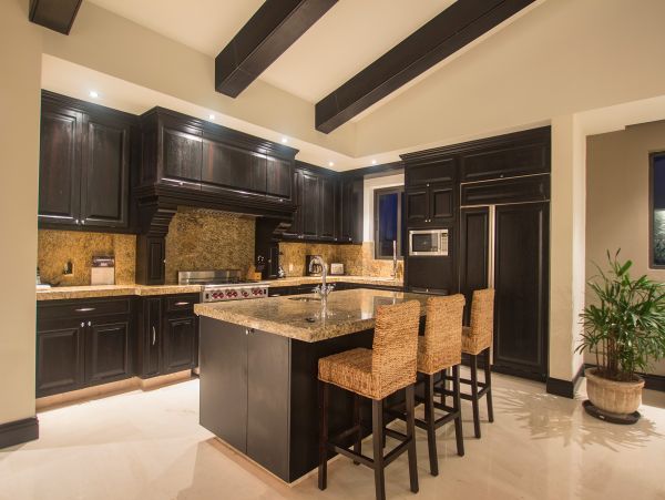 Beautiful Vacation Rental Accommodation with Pool Near Beach