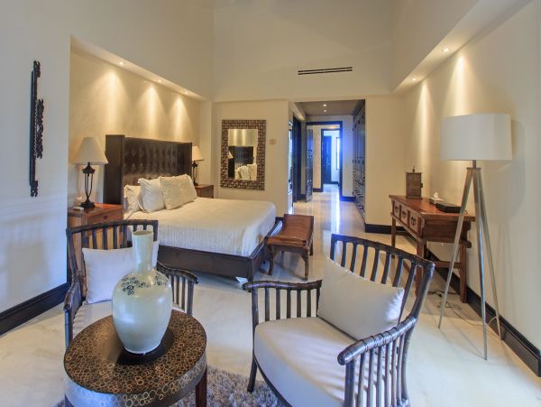 Beautiful Vacation Rental Accommodation with Pool Near Beach