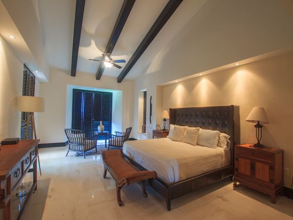 Beautiful Vacation Rental Accommodation with Pool Near Beach