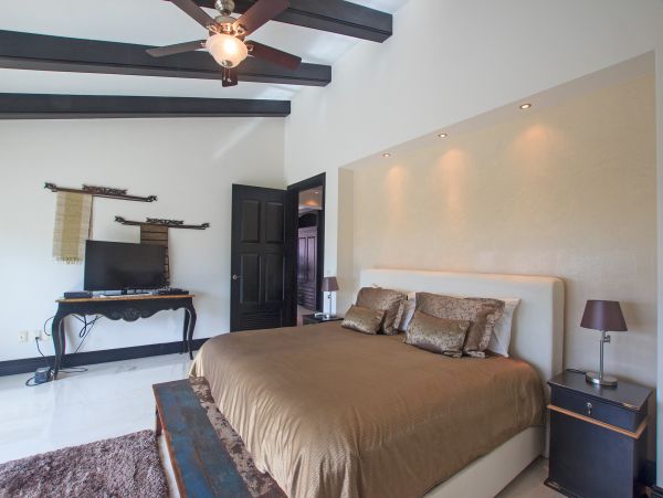 Beautiful Vacation Rental Accommodation with Pool Near Beach