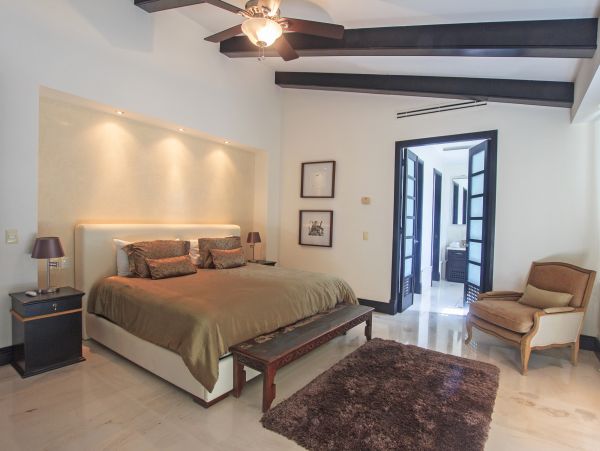 Beautiful Vacation Rental Accommodation with Pool Near Beach