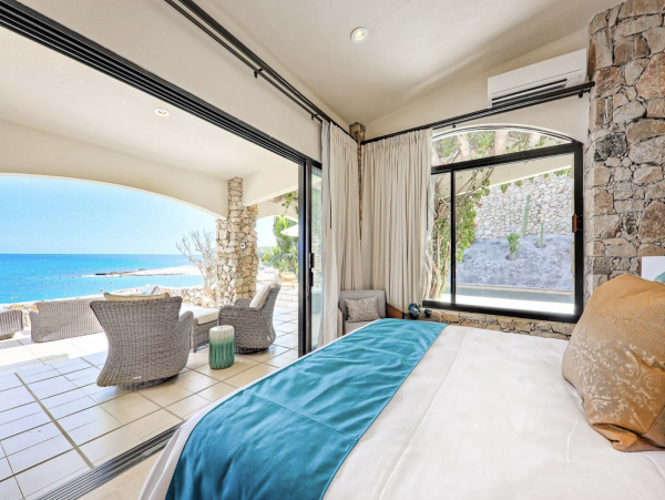 Direct Beachfront Five Bedroom Luxury Beach Villa Cabo