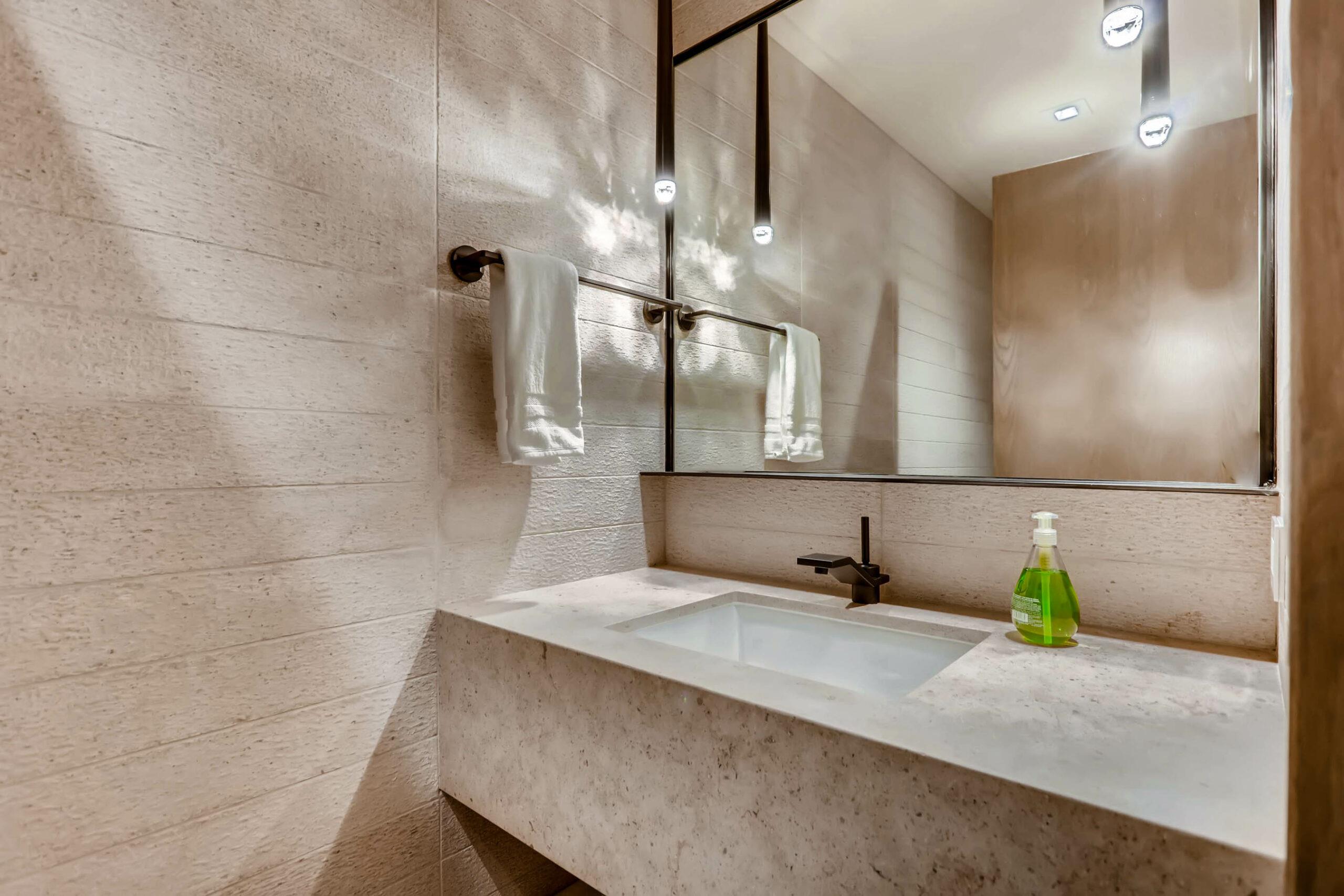 Luxury 4 Bedroom Penthouse in Vail Private Terrace & Hot Tub