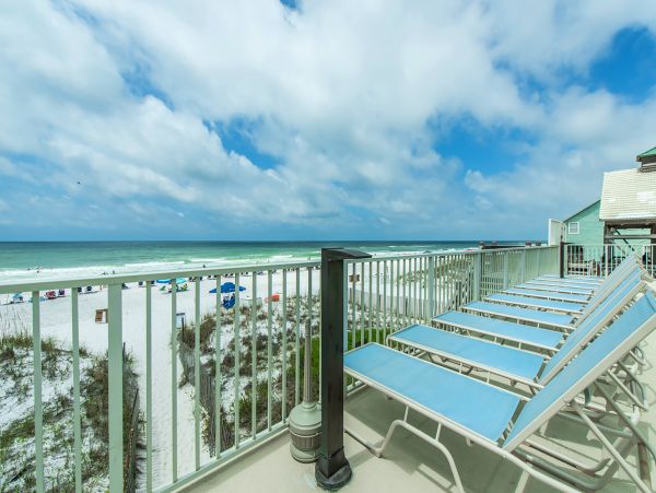 Charming 4 Bedroom Condo with Ocean Views Sleeps 10