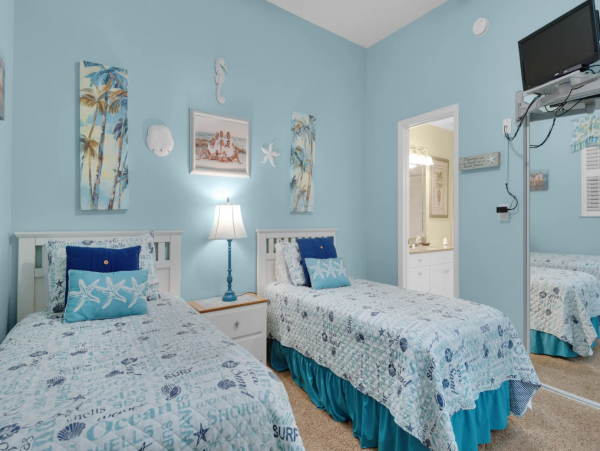 Charming 4 Bedroom Condo with Ocean Views Sleeps 10