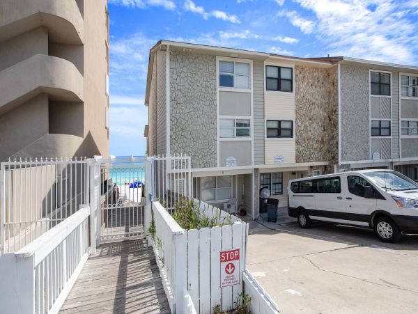 4 Bedroom Oceanfront Townhome for 10 Guests