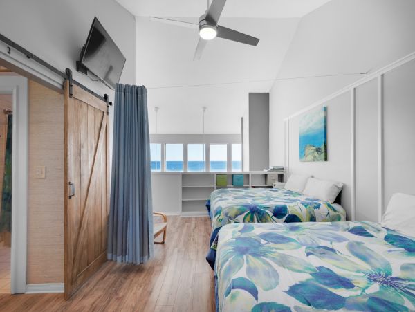 Lovely 4 Bedroom Oceanfront Home Sleeps 23 Guests
