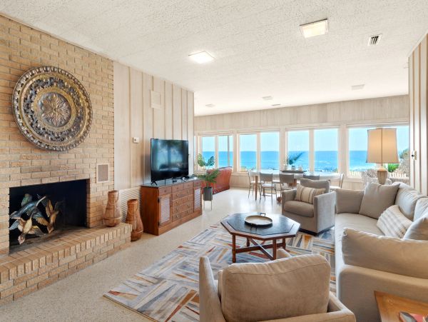 Seaside Bliss: Gulf-Front Retreat with Guest House and Stunning Views