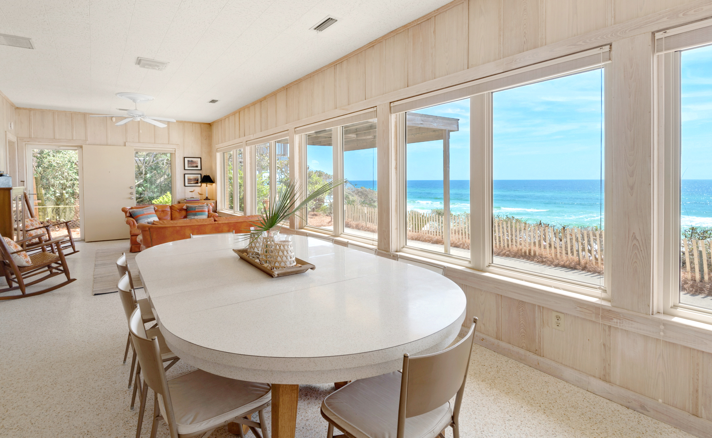 Seaside Bliss: Gulf-Front Retreat with Guest House and Stunning Views
