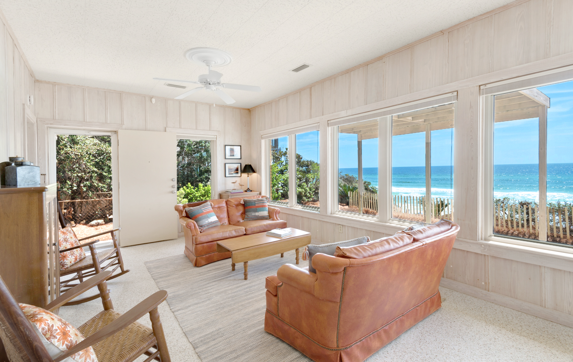 Seaside Bliss: Gulf-Front Retreat with Guest House and Stunning Views